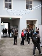 und die ersten Besucher*innen sind da,