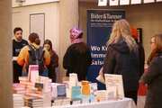 Und die Schlange in der Festivalbuchhandlung in Kauf genommen haben!