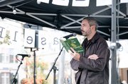 Auf der Aussenbühne vor dem Lily's liest Seán Hewitt aus seinem Buch «Open Heaven»...