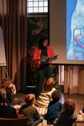 Das Kinderbuchfestival findet Freitag bis Sonntag statt. Hier mit Katja Alves Buch «Im Winter, wenn es dunkel ist.»