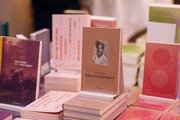 Denn während die Festivalbuchhandlung gerade öffnet...