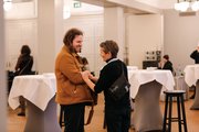 Adam Schwarz (ebenfalls nominiert für den Schweizer Buchpreis 2023) ist im Anschluss pünktlich im Unionsaal. Hier mit Ursula Bürki (Team <3).